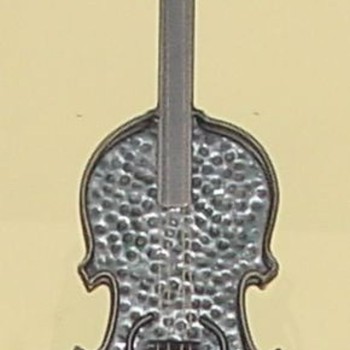  Ornamental violin  33755